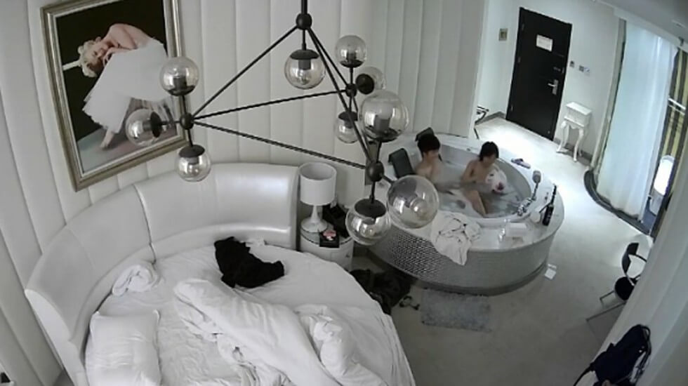 360酒店摄像头偷拍-晚上加完班出来开房减减压的白领小情侣尝新在浴缸里做爱